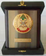 Médaille De Table LIBAN ARMEE LIBANAISE Ecrin Bois Brun Foncé Dessus Capitonné Couleur Bordeau Intérieur Feutré Bordeau - Autres & Non Classés