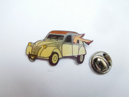 Superbe Pin's , Auto Citroën 2 CV , 2CH , Pin Up , Signé Qualité Collectors - Citroën