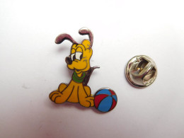 Superbe Pin's , Disney , Chien Pluto , Signé DISNEY AM - Disney