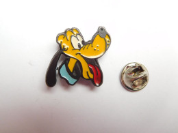 Beau Pin's , Disney , Chien Pluto , Signé Bertoni Milano - Disney