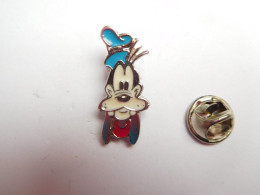 Beau Pin's , Disney , Dingo , Signé Bertoni Milano , Argenté - Disney