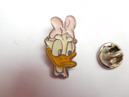 Beau Pin's , Disney , Daisy , Signé Bertoni Milano , Argenté - Disney