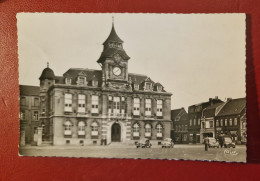 WATTRELOS Hôtel De Ville Voitures Anciennes Aronde  Edition CIM...  ETAT : T.Bon. VOIR SCAN POUR DEFAUT - Wattrelos