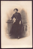 Carte-photo " Jeune Femme Assise Sur Un Muret " - Photographie