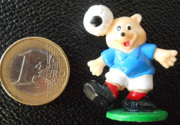 30  Kinder Surprise ??  Ours Ourson Jouant Au Foot Football Tête - Andere & Zonder Classificatie