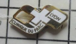 511B  Pin's Pins / Beau Et Rare / MEDICAL / CLINIQUE DU PARC A LYON - Médical