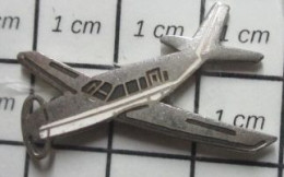 511B  Pin's Pins / Beau Et Rare / AVIATION / PETIT AVION CIVIL  BLANC ET ARGENT - Avions