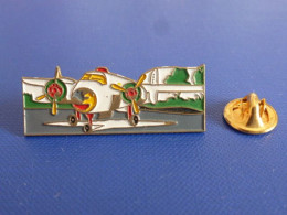 Pin's Avion Militaire Ou Civil - Hélices (BD56) - Avions