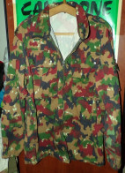 ARMEE SUISSE : VESTE CHEMISE AVEC CAMOUFLAGE DE L'ARMEE SUISSE ,2 POCHES SUR LA POITRINE ET UNE POCHE SUR UN BRAS, TAILL - Equipement