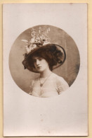 Cpa Photo Studio Jeune Femme Grand Beau Chapeau à Fleurs Années 1900-10 - Moda