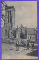 Carte Postale 29. Saint-Herbo  Paysans Devant L'église Très Beau Plan - Saint-Herbot