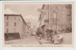 VIVIERS - ARDECHE - PLACE RIQUET - VUE PITTORESQUE SUE L'HORLOGE ET LA CATHEDRALE - Viviers