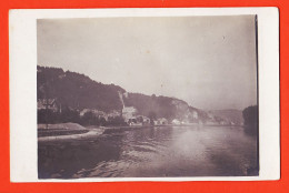 16359 / Carte-Photo 1920s à Localiser (2) Rivière Bords Coteaux Maison Caractéristique  Nord-Est FRANCE ? - Photographie