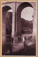 16448 / Carte-Photo LOCALISABLE 1930s Groupe Promenade Bord Rivière Au Pied D'un VIADUC  - Ponts