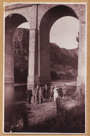 16448 / Carte-Photo LOCALISABLE 1930s Groupe Promenade Bord Rivière Au Pied D'un VIADUC  - Bridges