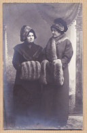16400 / Carte-Photo Mode 1930s Pelisse Manchon Fourrure Couple Jeunes Femmes - Mode