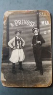 CPA PHOTO 2 HOMMES EN COSTUME FOKLORIQUE BRETON ? DEVANT DEVANTURE A PREVOST  2 EME CHOIX - Photographie