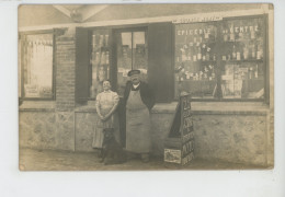 COMMERCE - MAGASINS - Belle Carte Photo COMMERCE " EPICERIE DU CENTRE" Propriétaires Posant Avec Leur Chien Début XXème - Shops