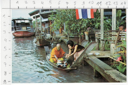 Most Thai Buddhists Offer Food To The Priests In The Morning Along The Bank Of Canals And River In Thailand - Tailandia