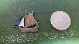 B16 / PETITE BROCHE BATEAU - Broches