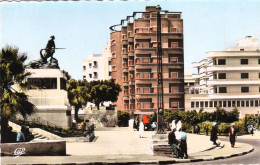 Algerie  - Mostaganem   :  Place De L'Hôtel De Ville , Monument Aux Morts . Immeubles Architecture Art Déco - Mostaganem