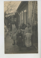 METIERS - MAÇONNERIE - Carte Photo Maçon Avec Truelle Posant Avec Femme Et Fillettes Devant Maison Début XXème - Artisanat