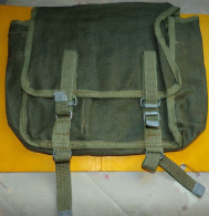 MUSETTE MILITAIRE DE L'ARMEE RUSSE  , A L'INTERIEUR 3 POCHETTES FERMEES PAR UN BOUTON ET UNE SEPARATION EN TISSU , UNE P - Equipo