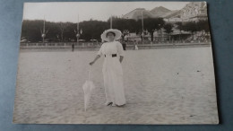 CPA PHOTO PERSONNE ELEGANTE MODE HABITS BOURGEOISIE PLAGE CASINO AS DE TREFLE - Photographie