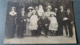 CPA PHOTO GROUPE DE PERSONNES ELEGANTES MODE HABITS BOURGEOISIE BAPTEME ? SOUVENIR BELLE JOURNEE 1911 DE COURBEVOIE - Photographie