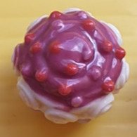 Fève - Cupcake - Fraise ( Inscrit Sous Le Socle )  - Pâtisserie Gâteau - Région