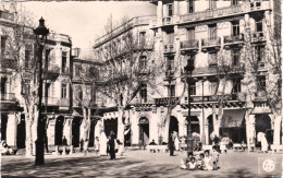 Algérie  - Mostaganem   : Place De La République  , Arcades , Brasserie  , Tailleur Govetto , Hôtels  ,bien Animée . - Mostaganem