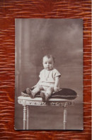 Carte Photo D'un Très Jeune Enfant - Photographie