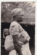 AFRIQUE. CAMEROUN.CPA. LES PRETRES DU SACRE COEUR. ENFANTS.." MAMAN ET BEBE". ANNÉES 50 - Cameroun