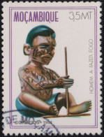 1981 Mosambik° Mi:MZ 849, Sn:MZ 778, Yt:MZ 842, Sg:MZ 911, Man Making A Fire, Folk Art - Wood Carving - Mozambique