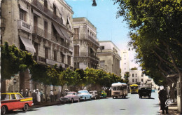 Algérie  - Mostaganem   : Les Arcades . Automobiles , Simca , Peugeot, Renault, Autobus - Mostaganem