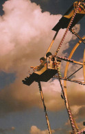 Nervous Man Dangling Jewellery On American Big Wheel Plain Back Postcard - Photographie