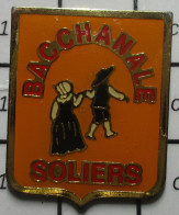 511c Pin's Pins / Beau Et Rare / ASSOCIATIONS / GROUPE FOLKLORIQUE LA BACCHANALE DE SOLIERS CALVADOS - Verenigingen