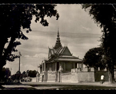 CAMBODGE - PHNOM-PENH - LE PALAIS ROYAL - TIMBRES DE LA REINE ET DU ROI - Cambodge