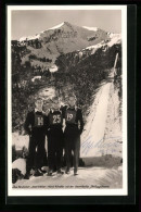 AK Oberstdorf, Internationale Ski-Flug-Woche 1950, Toni Brutscher, Sepp Weiler Und Heini Klopfer Vor Der Schanze  - Sports D'hiver