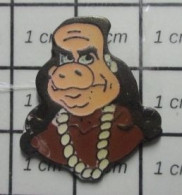 512g2 Pin's Pins / Beau Et Rare / PERSONNES CELEBRES / COMMUNISTE GEORGES MARCHAIS Aux Puces PIGGY LA COCHONNE COLLARO - Personnes Célèbres