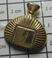 511B Pin's Pins / Beau Et Rare / PARFUMS / METAL JAUNE FLACON N°9 Hugo LORIS LAZZARO - Parfums