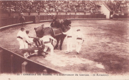 TRES JOLIE CP   DE  1900/30 .CORRIDA DE TOROS " L ARRASTRE "  . TRES BELLE - Collections & Lots