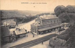 27-CONCHES- LA GARE VUE PRISE DU TALUS - Conches-en-Ouche