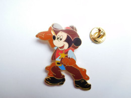 Superbe Pin's , Disney , Mickey En Cow Boy  , Disneyland Resort Paris - Disney