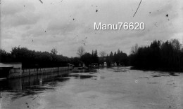 Plaque De Verre : Bar Sur Seine , Les Berges Du Fleuve Avant D'arriver à La Ville . - Glass Slides