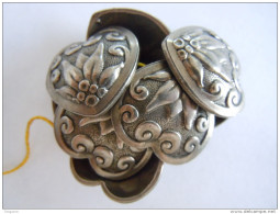 Vintage 8 Knopen Hartvormig Boutons Folklorique En Forme De Coeur Metal Origine Autriche?  2,8 Cm - Buttons