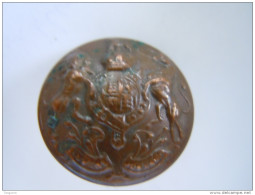 UK Koninklijk Wapenschild Knoop Rood Koper Bouton Armoirie Royal Cuivre Button Royal Coat Of Arms 2,5 Cm - Knöpfe