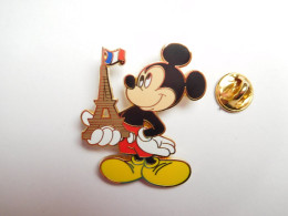 Superbe Pin's En Zamac , Disney , Mickey , Paris Tour Eiffel - Disney