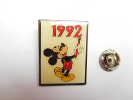 Superbe Pin's , Disney  , Euro Disney 1992  , époxy , Signé Winner - Disney