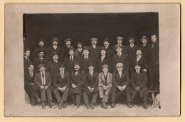 Cpa Photo Souvenir Groupe Hommes Chapeaux Et Casquettes- Années 1900-10 - Sonstige & Ohne Zuordnung